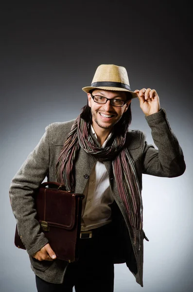 Hombre usando sombrero vintage en concepto divertido — Foto de Stock