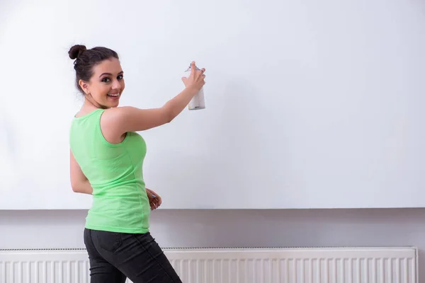 Jovem mulher bonita fazendo renovação em casa — Fotografia de Stock