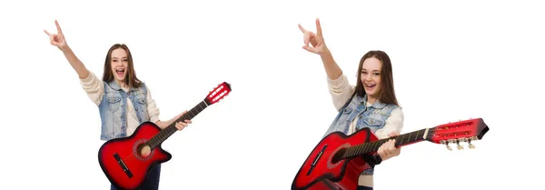 Молода усміхнена дівчина з гітарою ізольована на білому — стокове фото