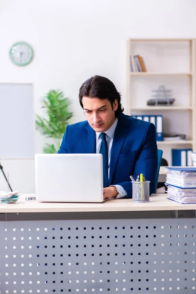Ung affärsman sitter och arbetar på kontoret — Stockfoto