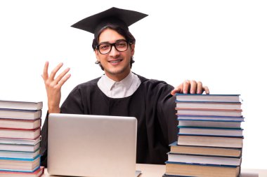 Beyaz tenli yakışıklı bir öğrenci.