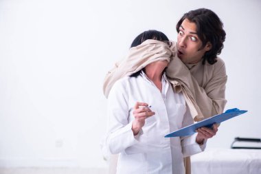 Yaşlı kadın psikiyatrist genç erkek hastayı ziyaret ediyor