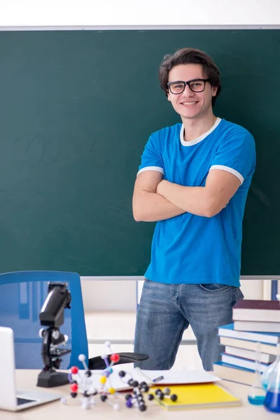 Молодой студент в классе — стоковое фото