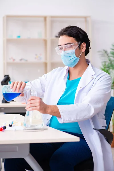 Joven químico masculino trabajando en el laboratorio — Foto de Stock