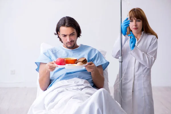 Paciente masculino comiendo alimentos en el hospital —  Fotos de Stock