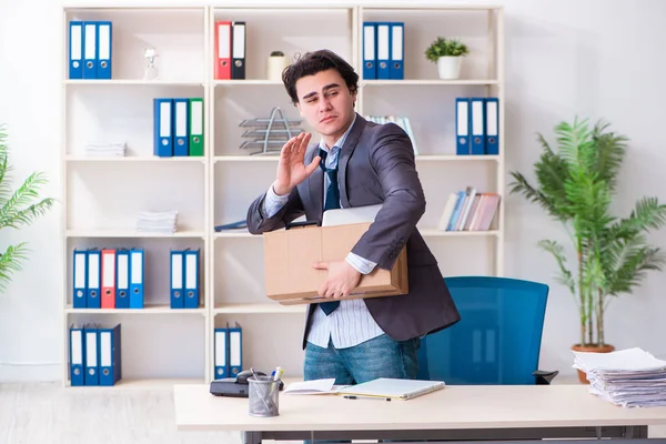 Jovem empregado masculino sendo demitido de seu trabalho — Fotografia de Stock