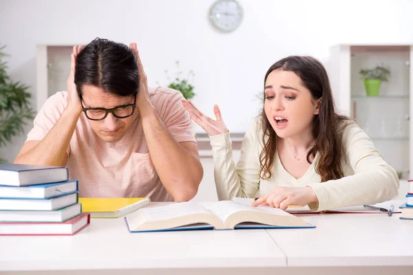 Estudantes se preparando para o exame juntos em casa — Fotografia de Stock