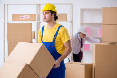 Profesyonel nakliyeciler evde yer değiştiriyor.