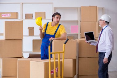 Profesyonel nakliyeciler evde yer değiştiriyor.