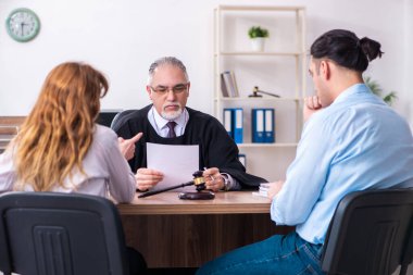 Boşanma konseptinde genç bir çift