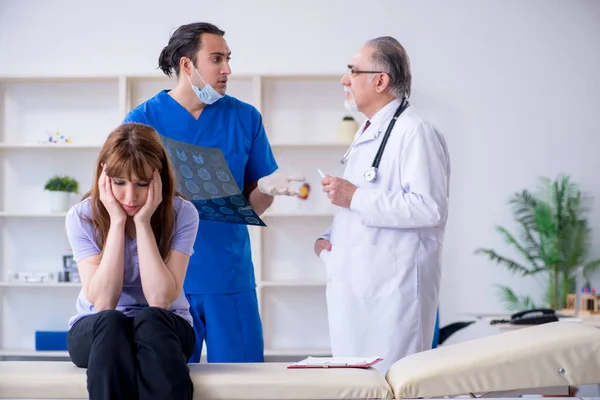 Dos doctores examinando a una joven —  Fotos de Stock