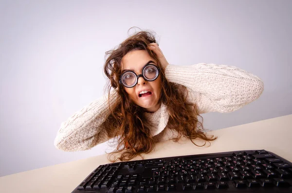 Grappig nerd meisje werken op de computer — Stockfoto