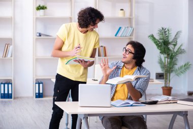 Sınıfta iki erkek öğrenci var.