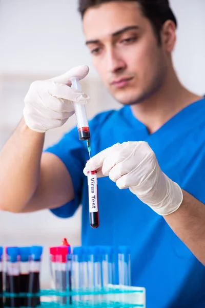 Jovem assistente de laboratório testando amostras de sangue no hospital — Fotografia de Stock