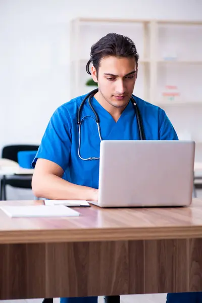 Joven médico masculino en concepto de telesalud —  Fotos de Stock