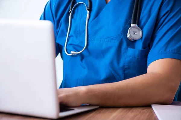 Joven médico masculino en concepto de telesalud —  Fotos de Stock