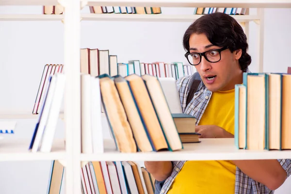 Mannelijke student bereidt examens in de bibliotheek voor — Stockfoto