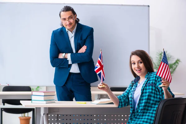 Profesor de inglés masculino y alumna en el aula — Foto de Stock