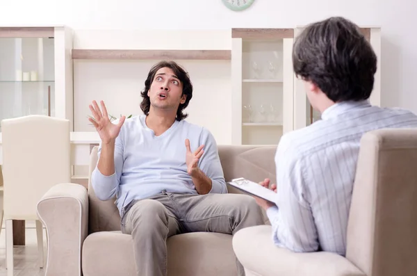 Jonge mannelijke patiënt in gesprek met psycholoog persoonlijk probleem — Stockfoto