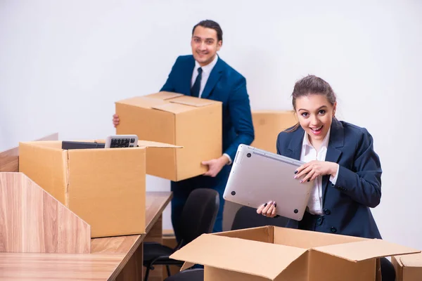 Dos empleados siendo despedidos de su trabajo —  Fotos de Stock