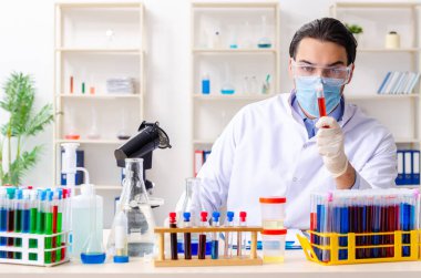 Laboratuvarda çalışan genç bir kimyager.