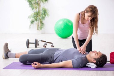 Genç adam ilk yardım eğitimi sırasında kendini kötü hissediyor.