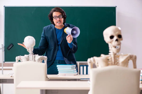 Manlig lärare och skelettelev i klassrummet — Stockfoto