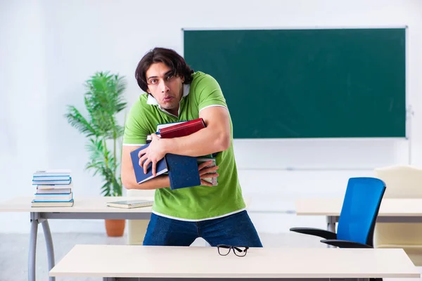 Mladý muž student v přední části zelené desky — Stock fotografie