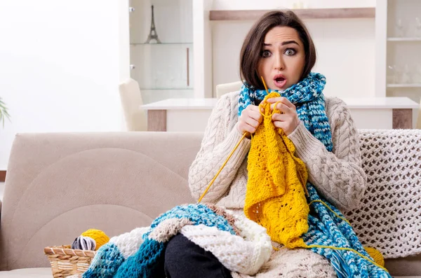 Young beautiful woman knitting at home — Stock Photo, Image