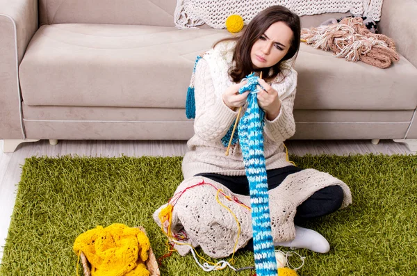 Mladá krásná žena pletení doma — Stock fotografie