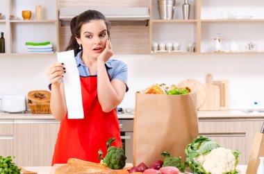 Mutfakta sebzeli genç bir kadın.