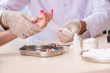 El kadın ziyaret doktor traumatologist yaralı