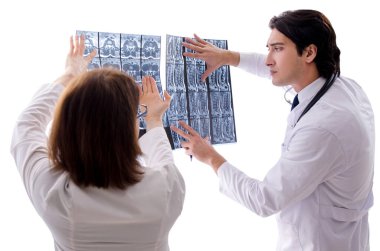 Klinikte çalışan iki doktor.