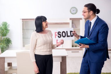 Apartmanda erkek emlakçı ve kadın müşteri