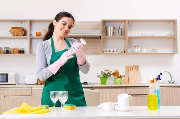 Jonge vrouwelijke aannemer doet huishoudelijk werk — Stockfoto