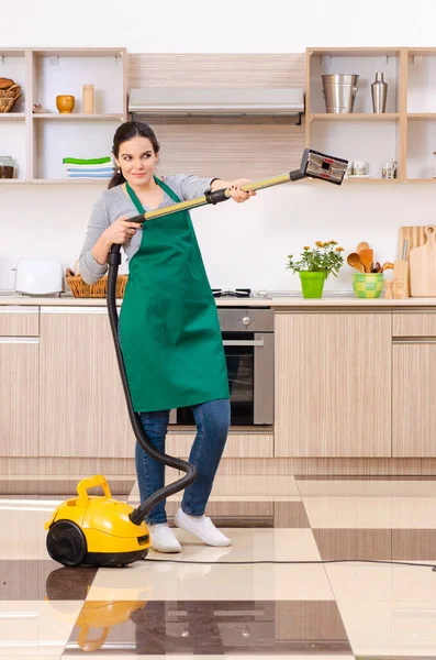 Jovem empreiteira fazendo tarefas domésticas — Fotografia de Stock