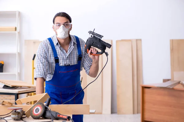 Jeune charpentier masculin travaillant à l'intérieur — Photo