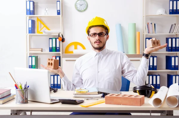 Jovem arquiteto masculino que trabalha no escritório — Fotografia de Stock