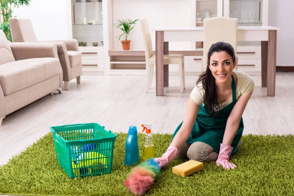 Jonge vrouwelijke aannemer doet huishoudelijk werk — Stockfoto