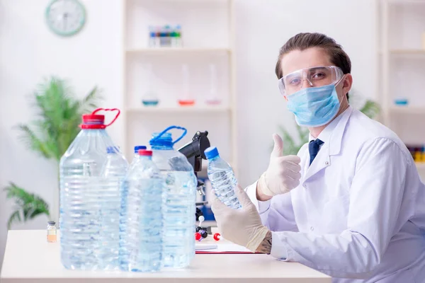 Jonge mannelijke chemicus experimenteert in het lab — Stockfoto