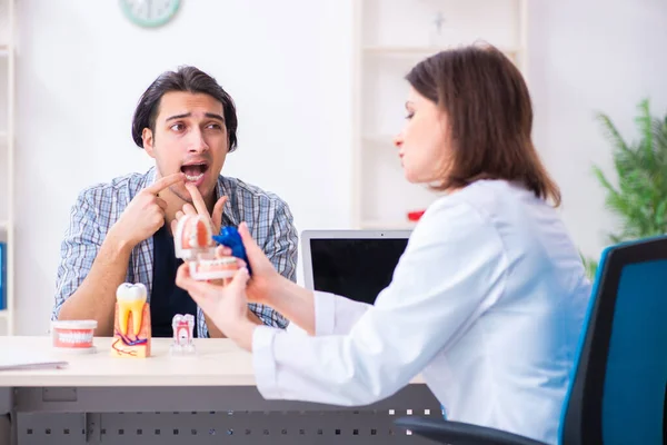 Young man visiting female doctor stomatologist — Stock Photo, Image