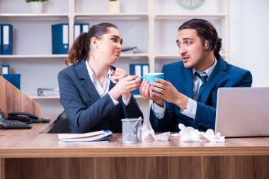 İki çalışan işyerinde acı çekiyor