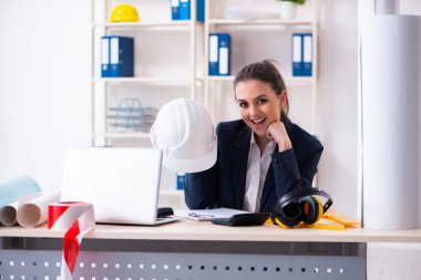 Ofiste çalışan genç bayan mimar.