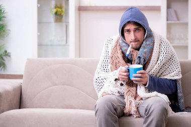 Genç adam evde acı çekiyor.