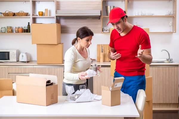 Joven contratista masculino y cliente femenino en concepto móvil — Foto de Stock