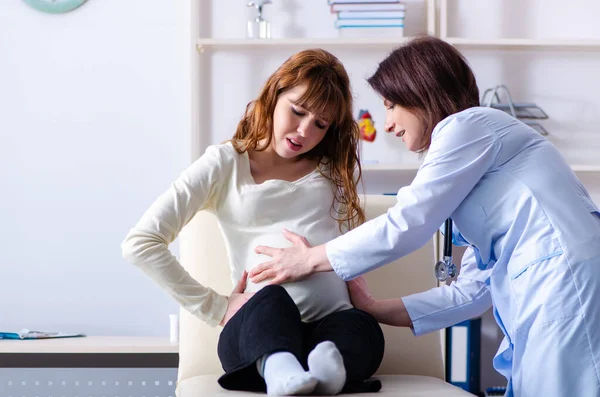 Jeune femme enceinte visite médecin gynécologue expérimenté — Photo