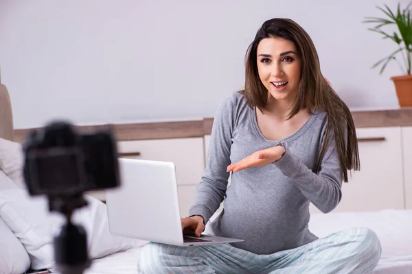Těhotná žena nahrávání videa pro její blog — Stock fotografie
