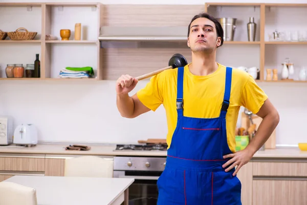 Jonge mannelijke aannemer repareren kraan thuis — Stockfoto