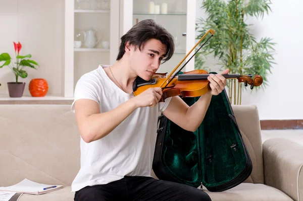 Young musician man practicing playing violin at home — Stock Photo, Image