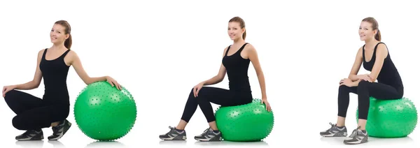 Junge Frau macht Übungen mit Fitball — Stockfoto